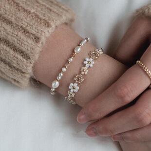 �羳�¿���ׁ��ֹ�ˮ�����黨����朶�Ͱ���ɫ�ִ�����Ů���l