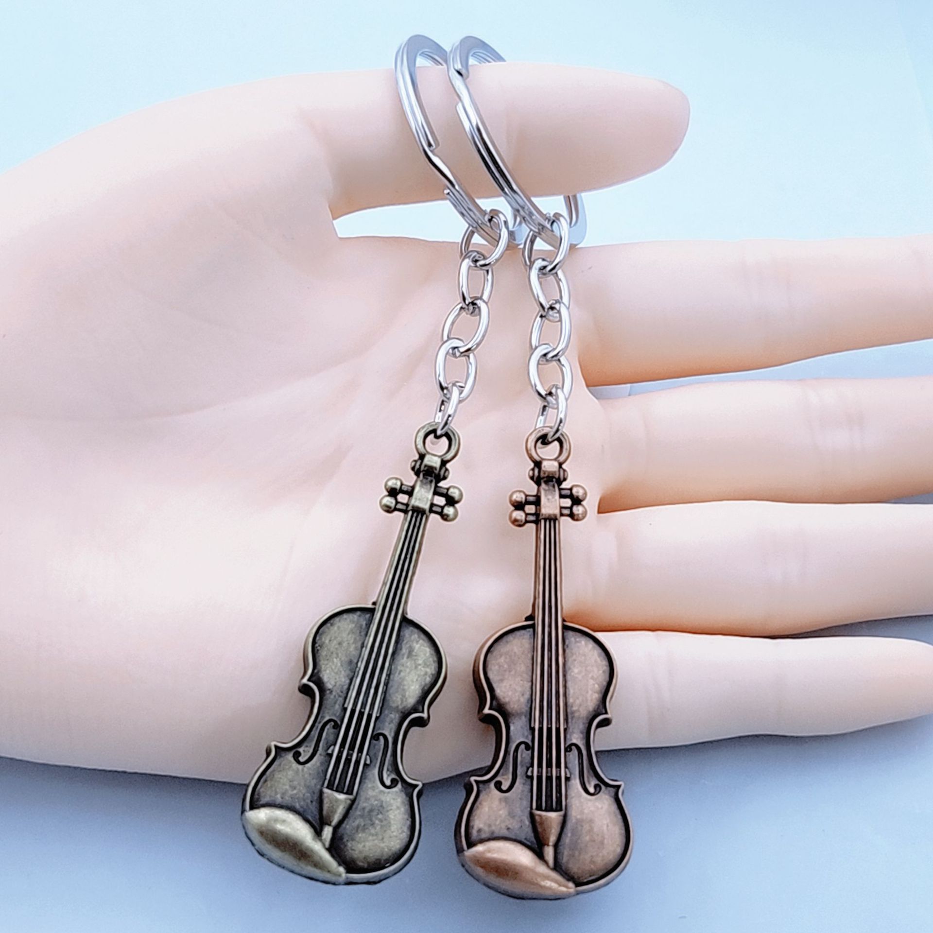 Vintage gitara a husle kovový prívesok na kľúče darček_voghion.com