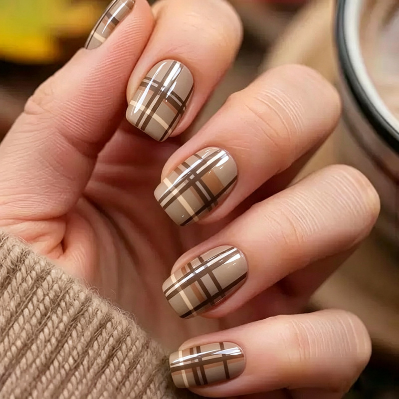 Autumn plaid press-on nails in milk tea camel color, vintage brown plaid manicure, simple and elegant for commuting, autumn and winter fake nail patches Autumn plaid press-on nails in milk tea camel color, vintage brown plaid manicure, simple and elegant for commuting, autumn and winter fake nail patches