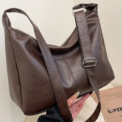 レトロなバッグの女性のバッグの大容量の秋冬は斜めに掛けられます。