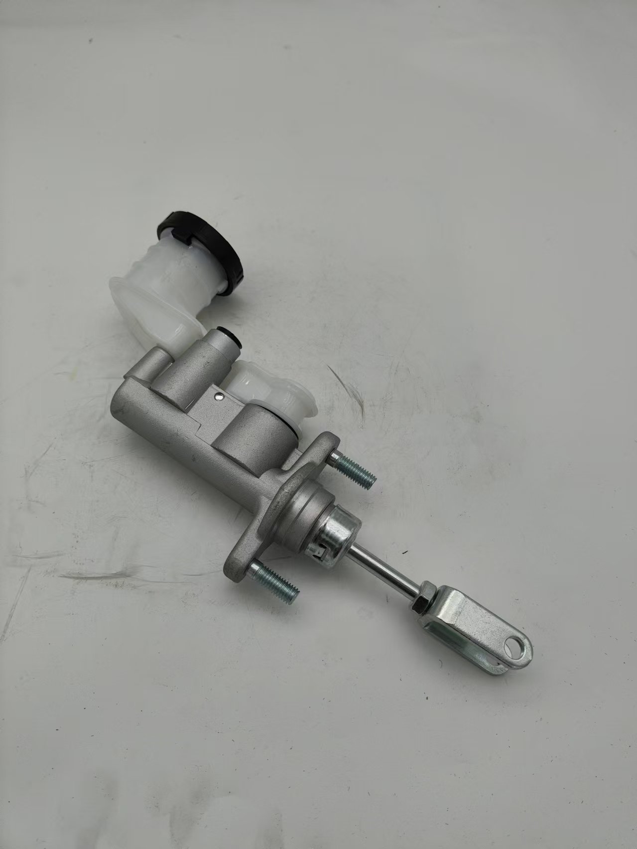 8-97943-432-0,8-97945-438-0 Suitable for Isuzu D-Max Clutch Master Cylinder