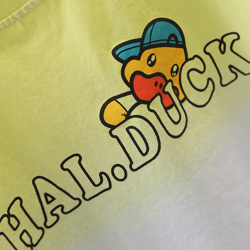 7313 Little Yellow Duck Clouds Traje de verano para niños 2025 Nueva ropa de verano para niños Estilo fino de manga corta guapo y de moda