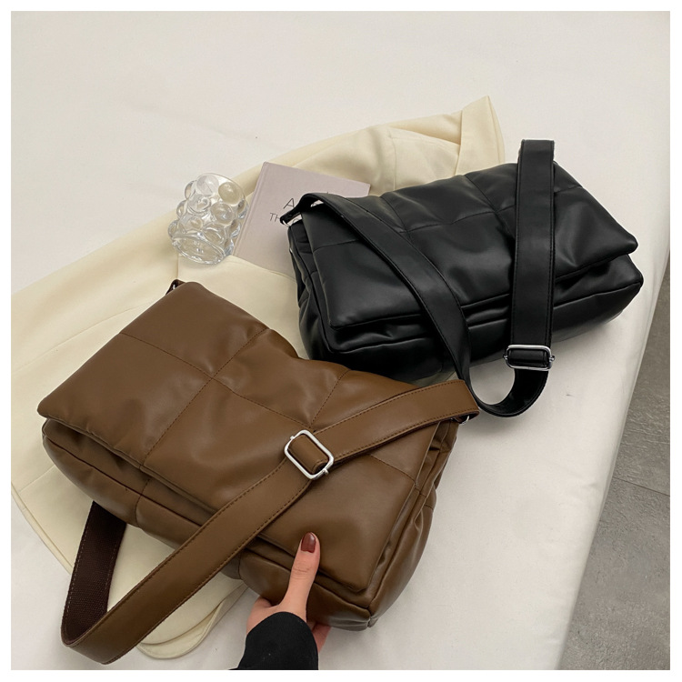 Niche Jacket Large-capacity Bag Female 2021 New Autumn And Winter Messenger Bag display picture 2