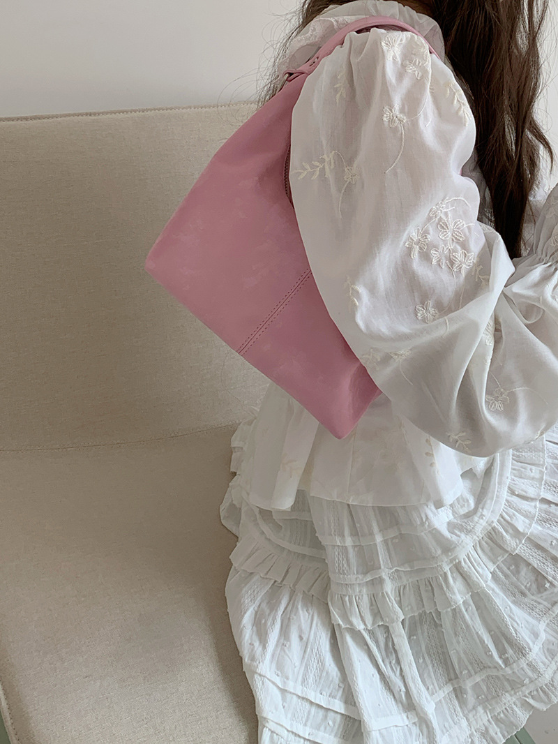 Niche design textured underarm bag 2024 new spring and summer women's shoulder messenger bag, soft silver cloud bag_voghion.com