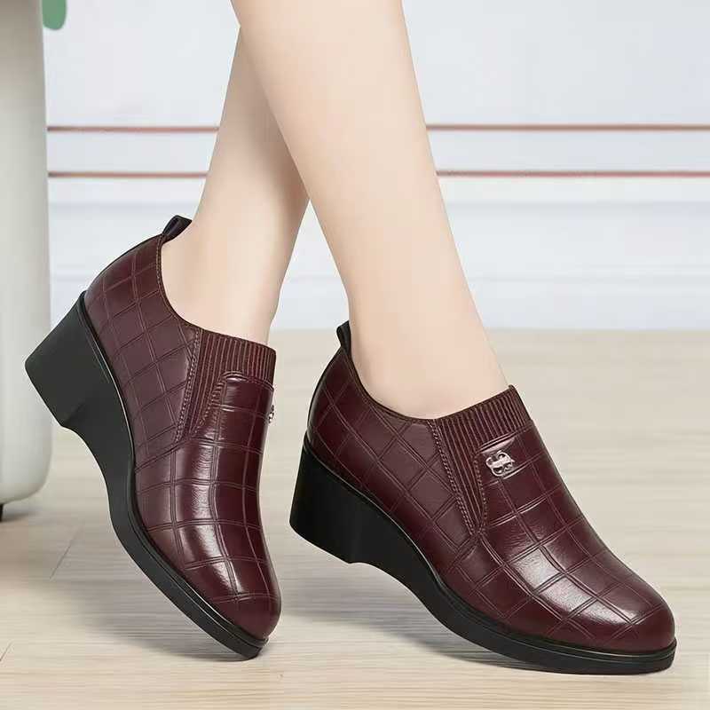 Zapatos de estilo británico de cuero de tacón medio de estilo de primavera y otoño de 2026 zapatos de cuero suave cómodos de tendencia para madres