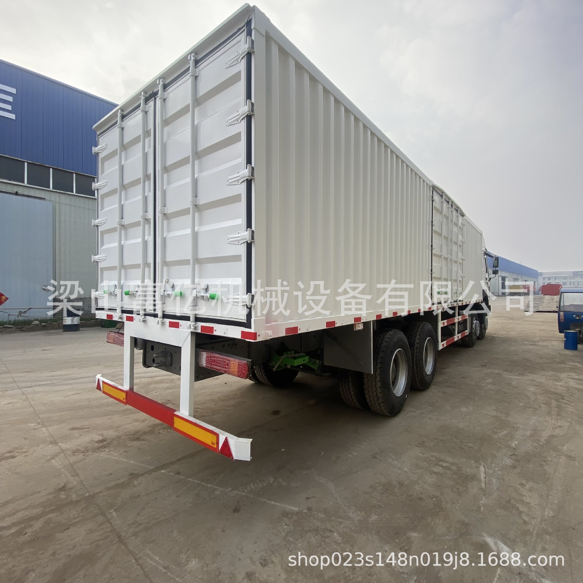 Exported to Africa: Sinotruk Howo Box-Type Truck with 12 Wheels (Four Front, Eight Rear), High Horsepower, Remanufactured Container Truck