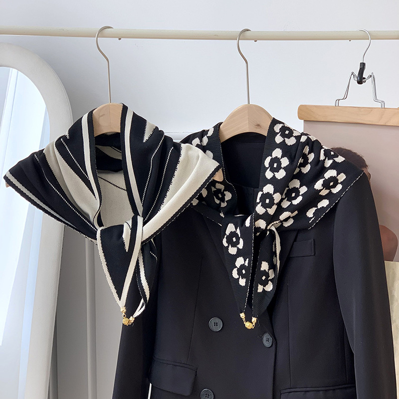 Otoño y invierno nuevo tipo de hebilla de succión de mil pájaros tejidos de doble cara toalla triangular para mujeres pequeñas bolas de oro de alto nivel de protección de cuello buñuelo