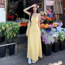 黄色吊带连衣裙女装夏季2025超火新款法式收腰碎花长裙高级感裙子
