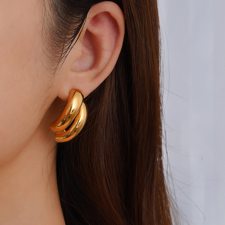 Nuevos aretes de titanio de acero de Europa y América 18k de oro INS viento de tendencia de Amazon moda aretes generales mujeres al por mayor
