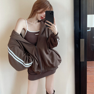 �������bŮ���b����һ���׸߼��м����L��������ȹ�l�����׃ɼ���