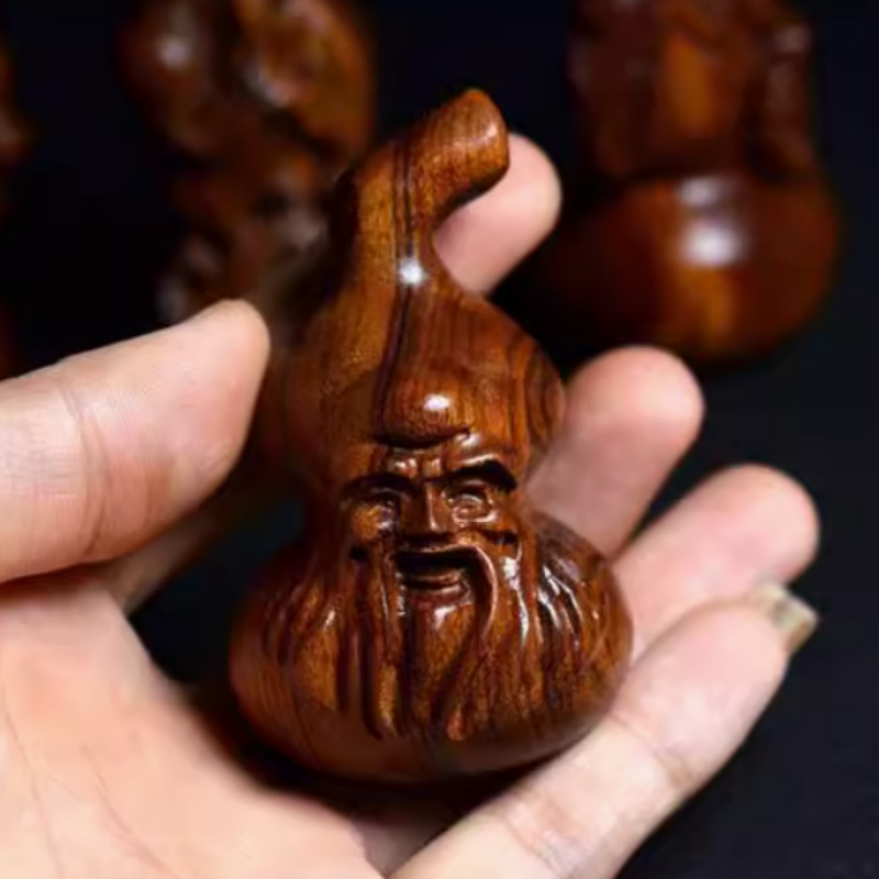 黄花梨の取っ手の件の木はクルミのヒョウタンの十二生肖の文を彫って赤い木の彫刻の小さい掛け金を彫って中実の置物を並べます。|undefined