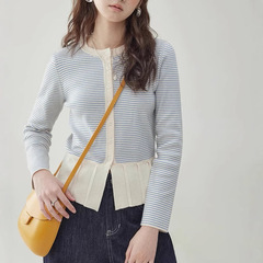 色合わせのストライプの裾のニットの女性の早春の新型の小さい衆の長袖の上着