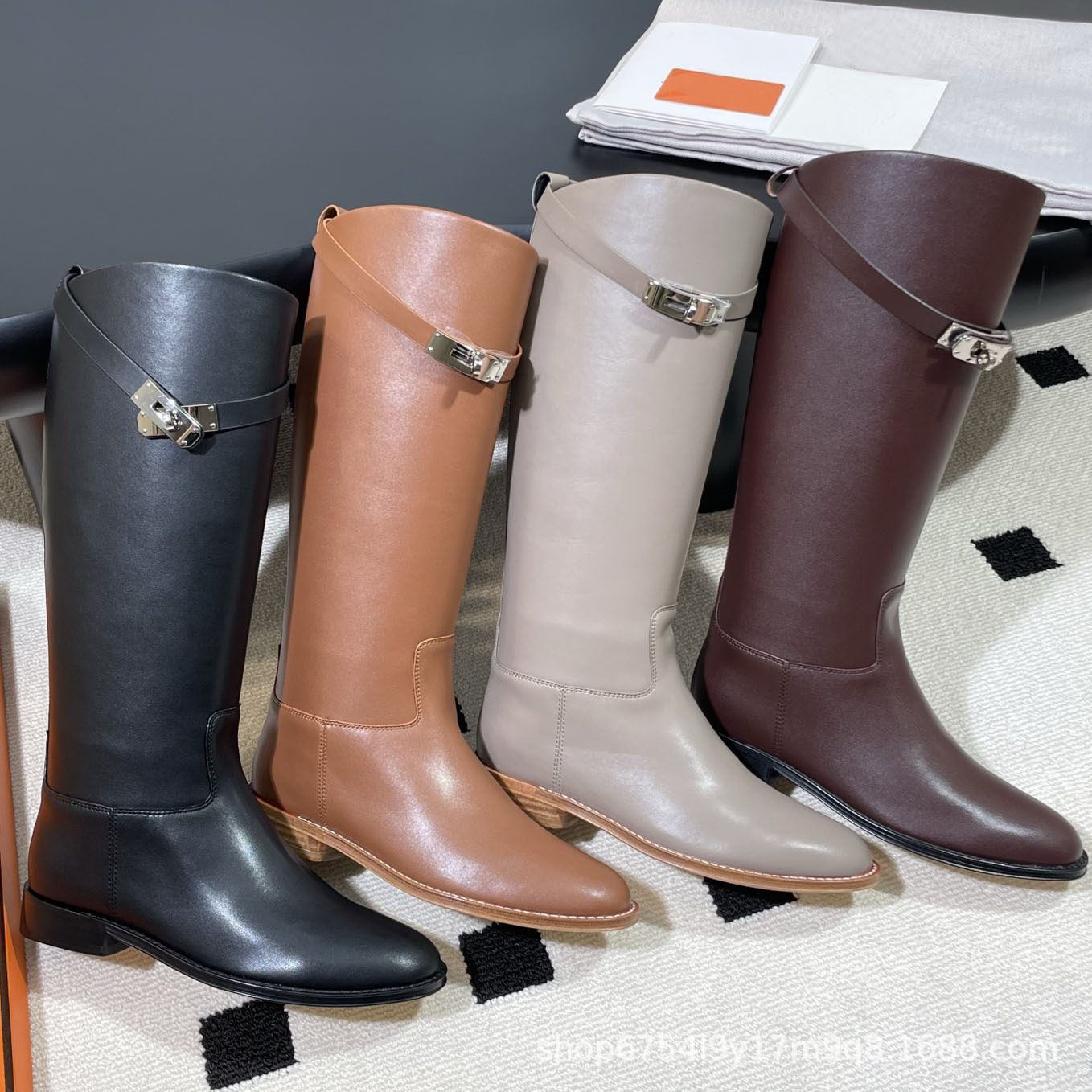 Qadın uzunboğaz çəkmə, dizə qədər, tokalı, qış üçün