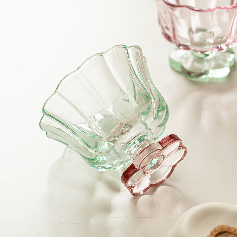 花の半分のコップのコップのグラスの女性の高い顔の値のコップの家庭用のコップの飲み物のジュースのコップのヨーグルトのコップ|undefined