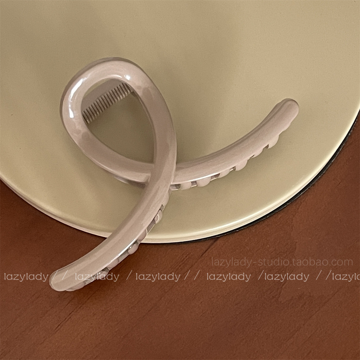 Leicht greifendes bis mäßig greifendes Haar und tiefer Kamm mit viel Hai_voghion.com