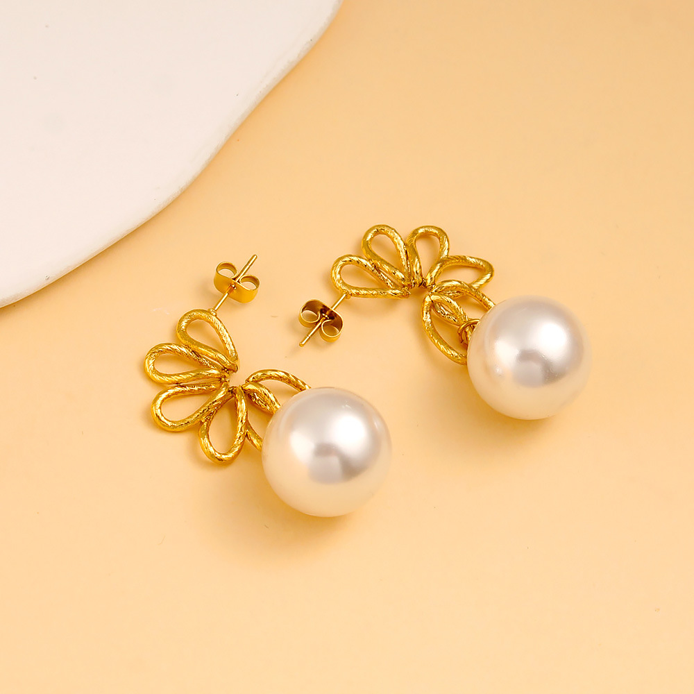 Retro asymmetrical pendant pearl
