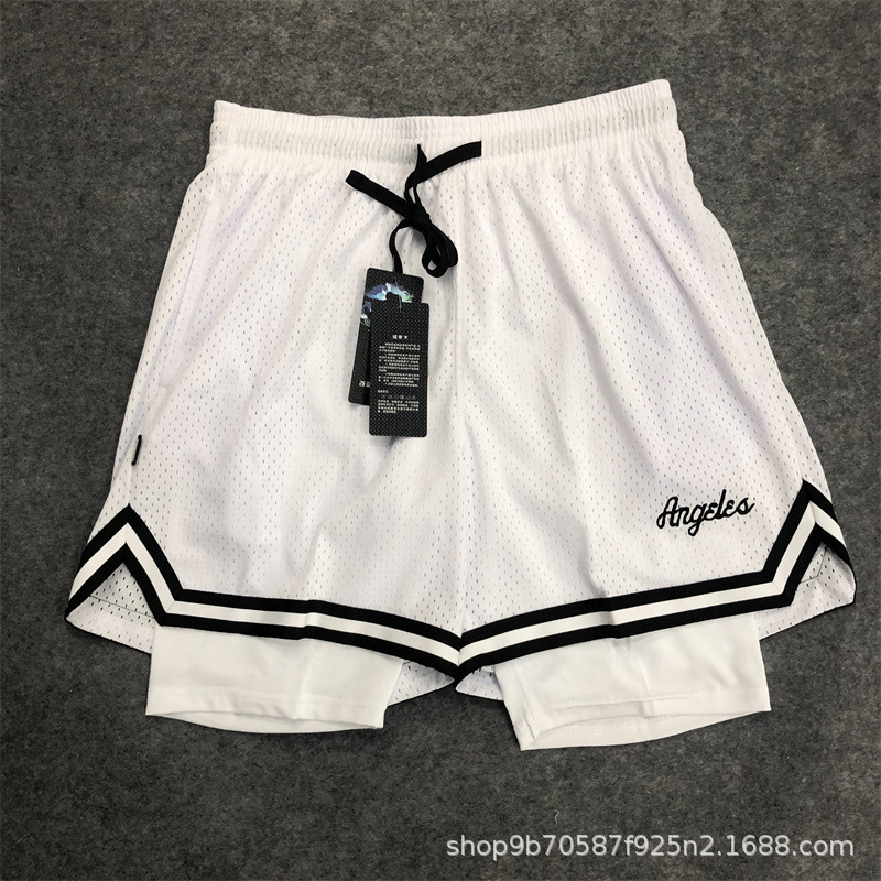 スポーツのバスケットボールの半ズボンはアメリカでは膝を越えません。