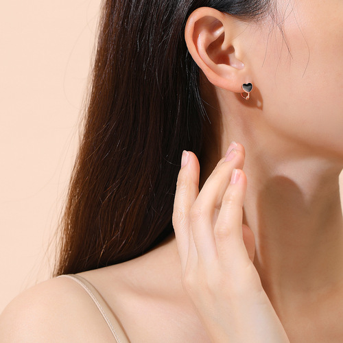 Chinese Valentine's Day gift black love ear button for women S925 silver Korean version sweet and cool heart-shaped earrings for women high-end earrings