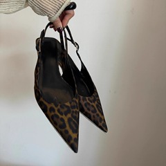 現物版 ~ 本革の先の尖った猫とハイヒールの女性のヒョウの靴の1字のハイヒールのサンダルのサンダルのミュラーの靴