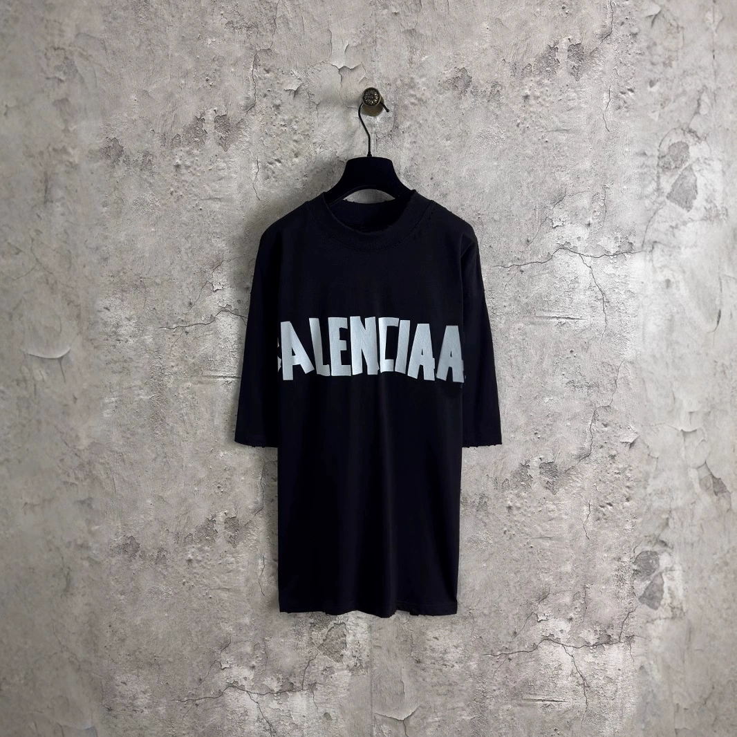 Корректная версия высококачественной футболки бренда B 25SS с последним принтом из ленточной массы, стиранной и состаренной, с коротким рукавом.