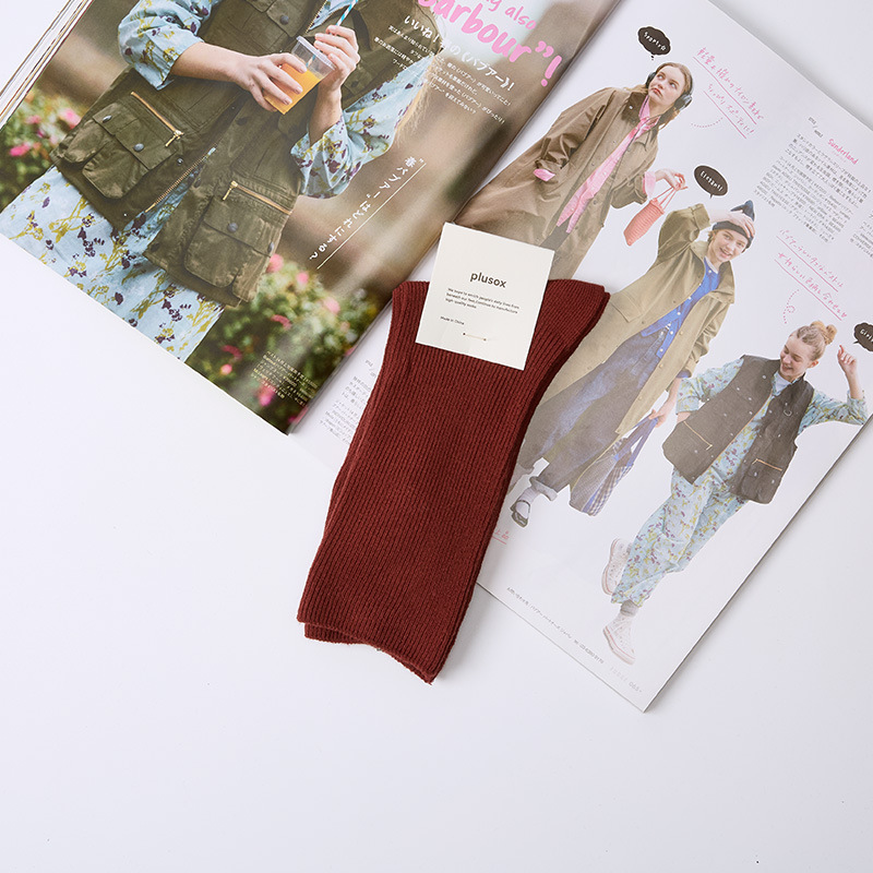 Venta al por mayor calcetines de pila de mujer nueva japonesa otoño color sólido calcetines de algodón de longitud media calcetines de color caramelo de aguja doble de mujer