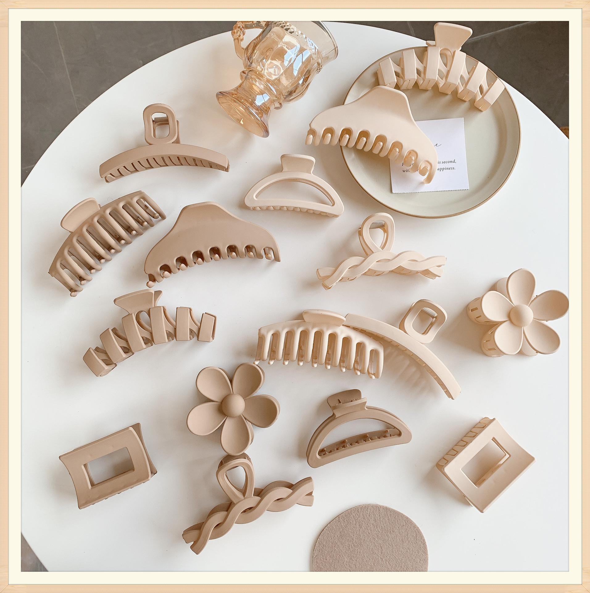 Leche marrón captura clip neto rojo 2022 Nueva horquilla trasera cabeza captura de pelo grande tiburón clip tocado horquilla para las mujeres