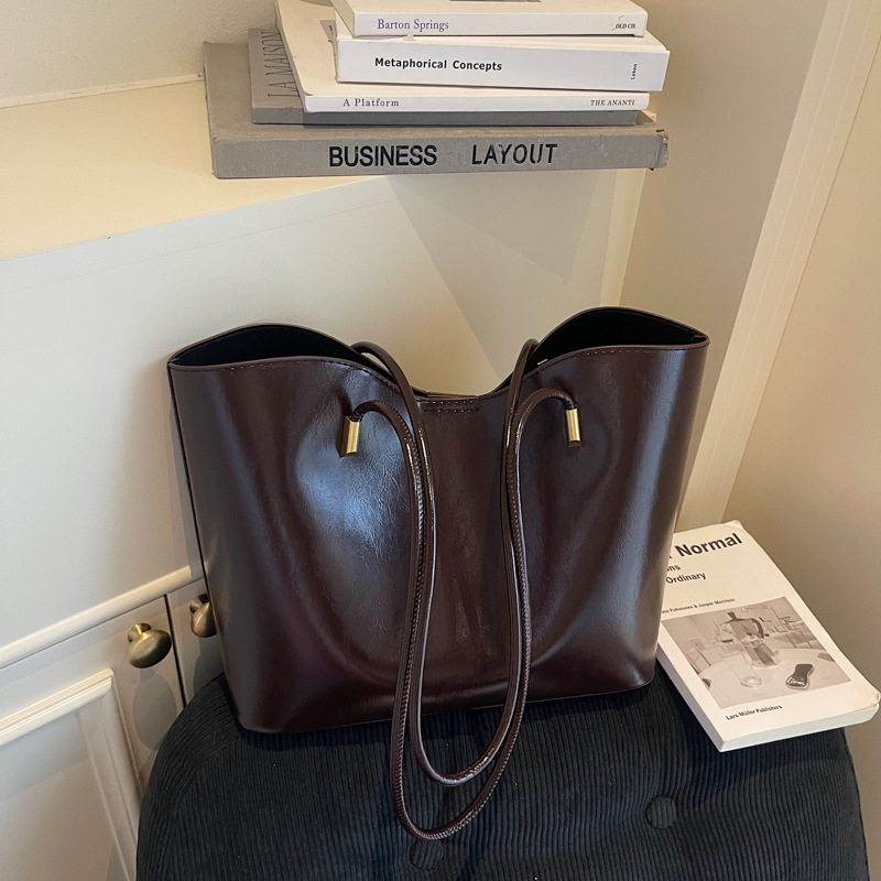 2025 nuevo bolso de mujer universal nicho de moda alta sensación de bolso de mujer de viaje de moda retrógrado aceite pitot bolso de hombro