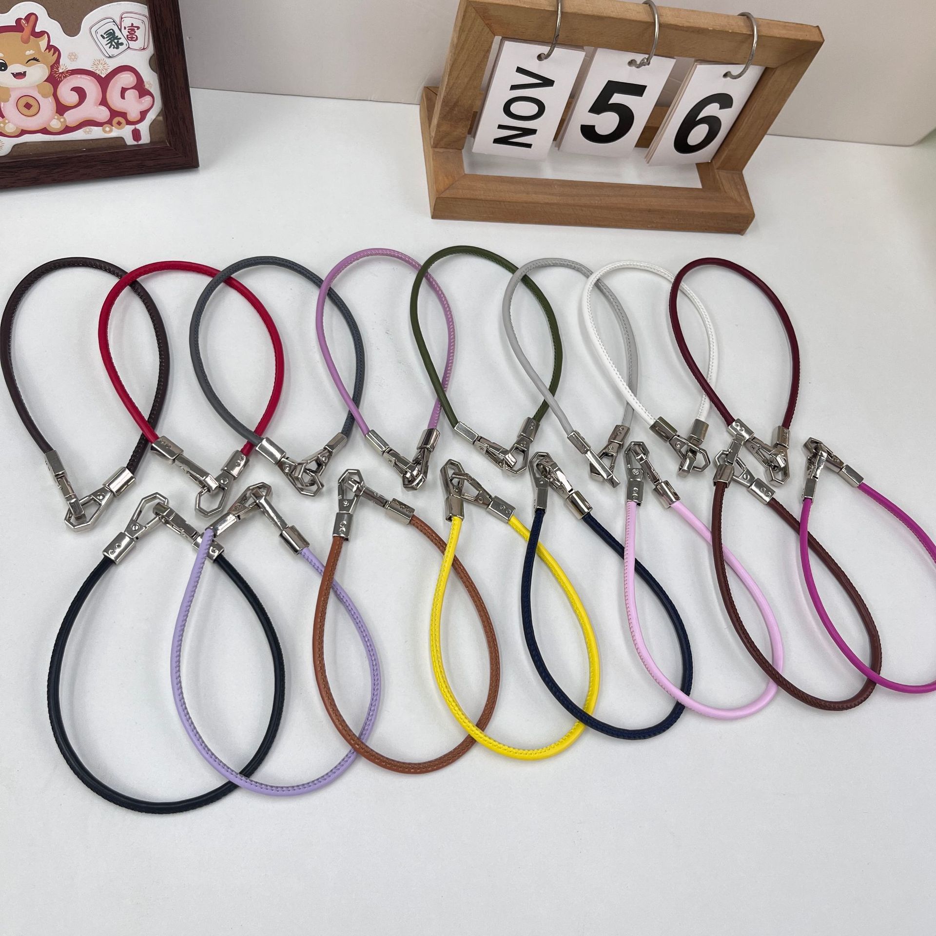 新款彩色皮质手绳短绳适用手机挂绳防丢手腕绳钥匙扣男女通用手链