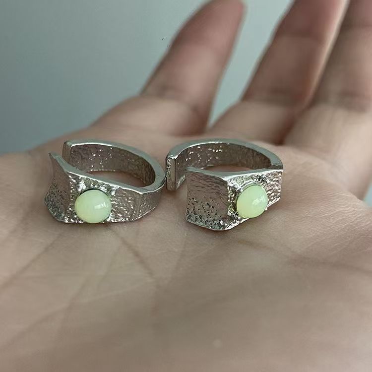 The Wizard of Oz | Minimalist Silver Matte Frosted Ear Cuff with Green Diamonds, Niche High-End Accessory for Non-Pierced Ears