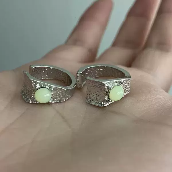 The Wizard of Oz | Minimalist Silver Matte Frosted Ear Cuff with Green Diamonds, Niche High-End Accessory for Non-Pierced Ears