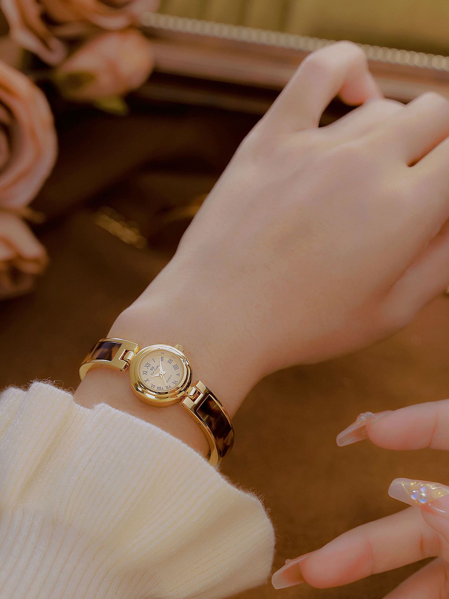 Simple Style Classic Style Solid Color Jewelry Buckle Quartz Watch Women's Watches display picture 5