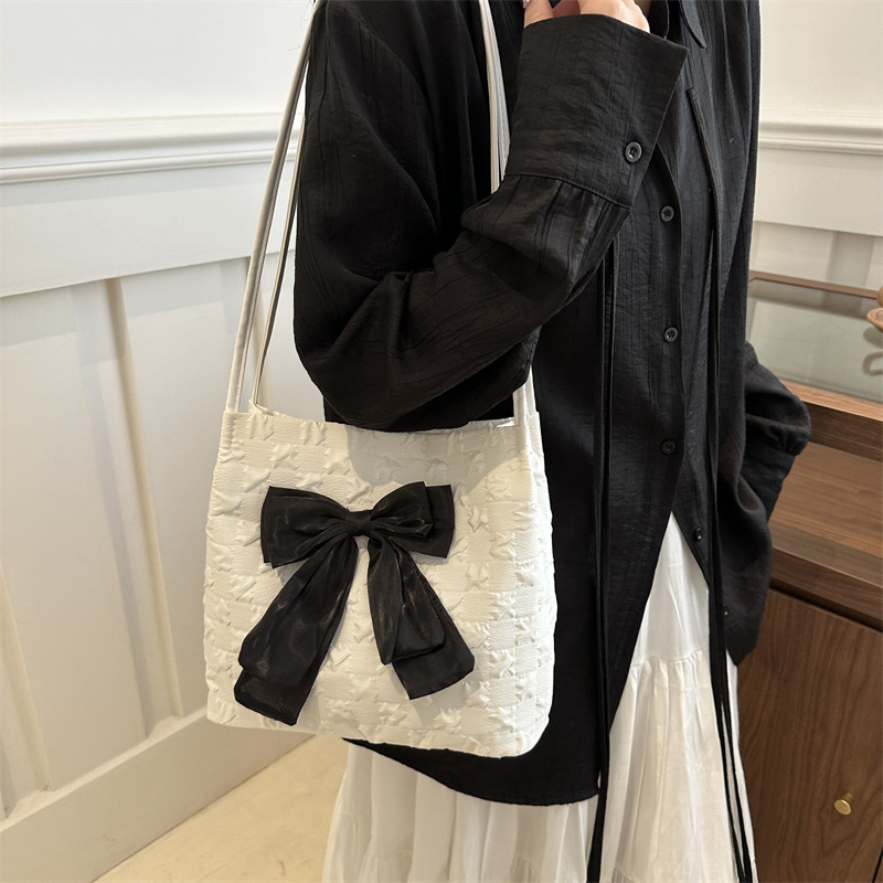 Bolso de arco de este año para mujeres 2024 nueva moda moda dulce bolso de hombro para mujeres ins clase viaje bolsa de mano