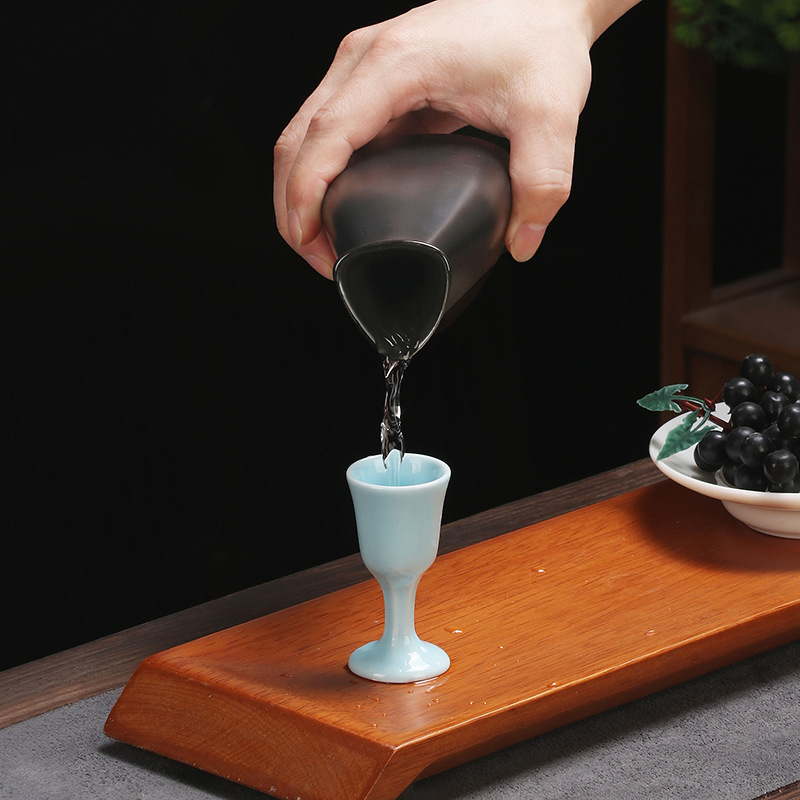 陶磁器の高足杯の白酒の一口の強い杯の青磁のロゴの花の面は贈り物のホテルの酒器の日用品を印刷します。|undefined