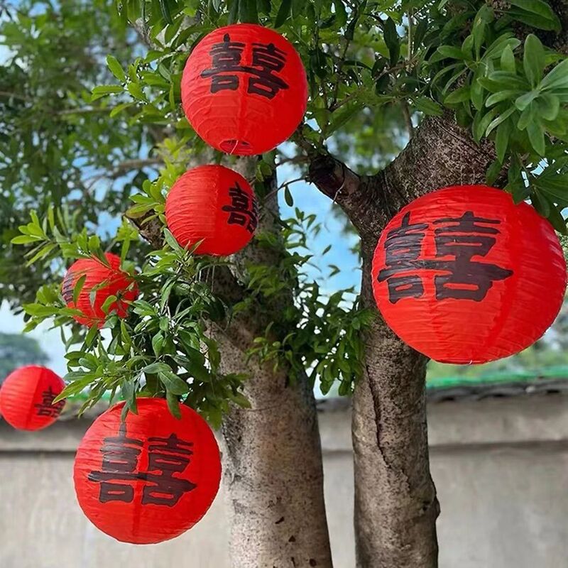 結婚の赤い喜字の提灯の中国式の字の結婚式の木は飾っています。|undefined