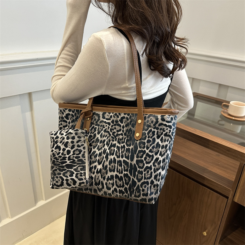 Gran capacidad de aire extranjero 2024 moda nueva personalidad leopardo casual bolso de otoño relajado bolso de hombro