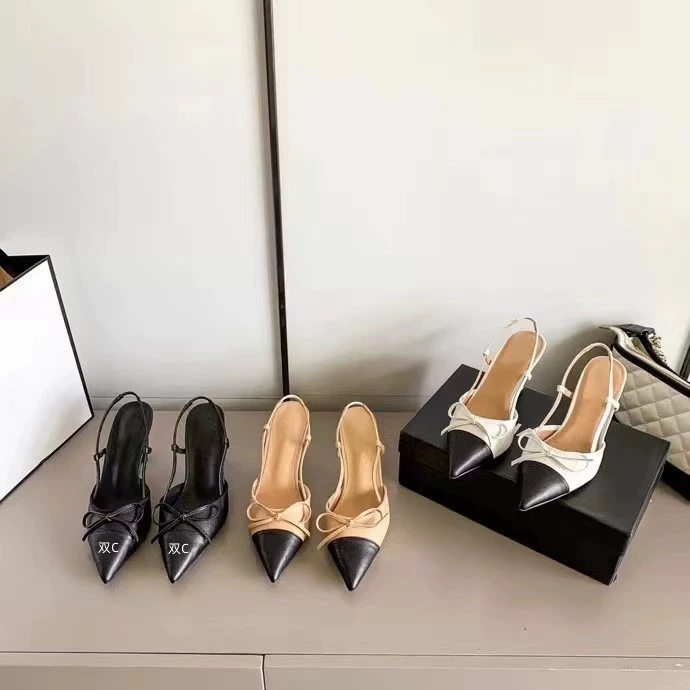 Высококлассная версия Xiao Yi ветер с острым бантом с высоким каблуком сандалии 2025 Set Color Double C сладкий темперамент одиночные туфли