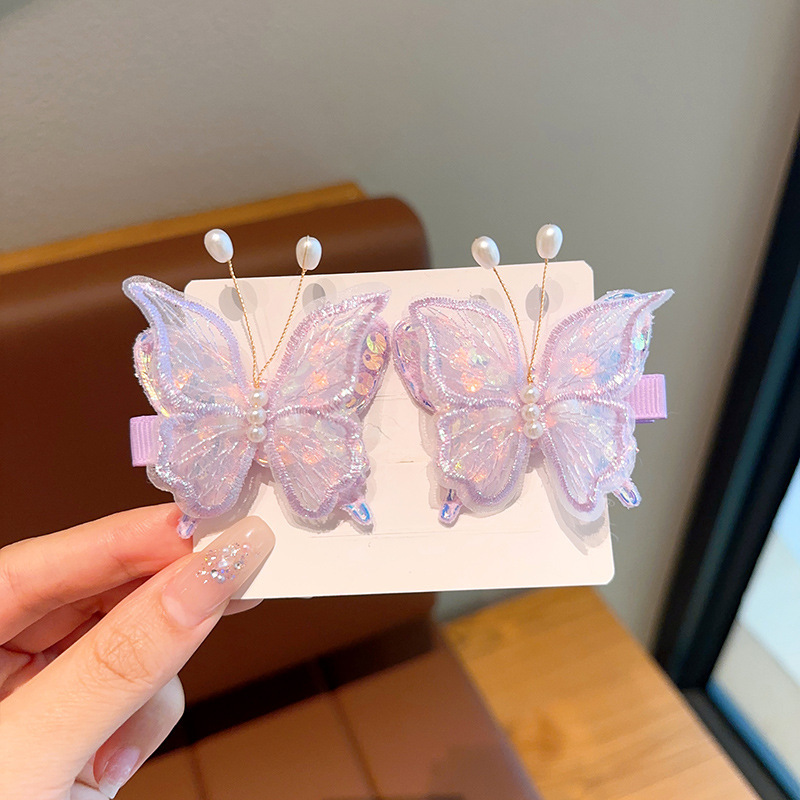Un par de mariposas púrpura tiernas