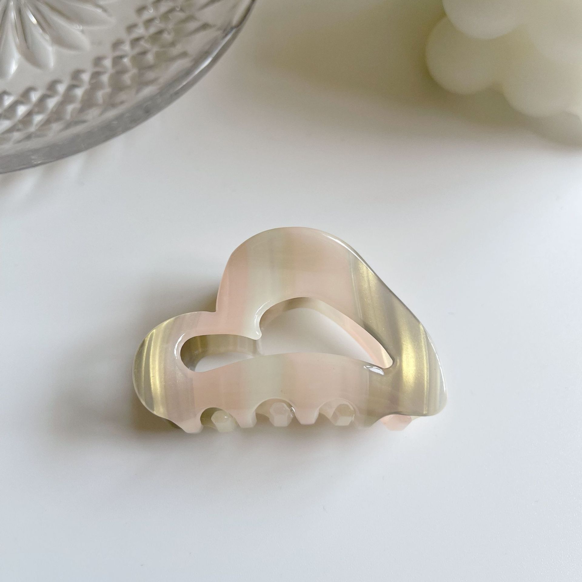 Jewelry Heart-shaped Acetic Acid Grab Clip Gradient Hollow Clip Accessories display picture 4