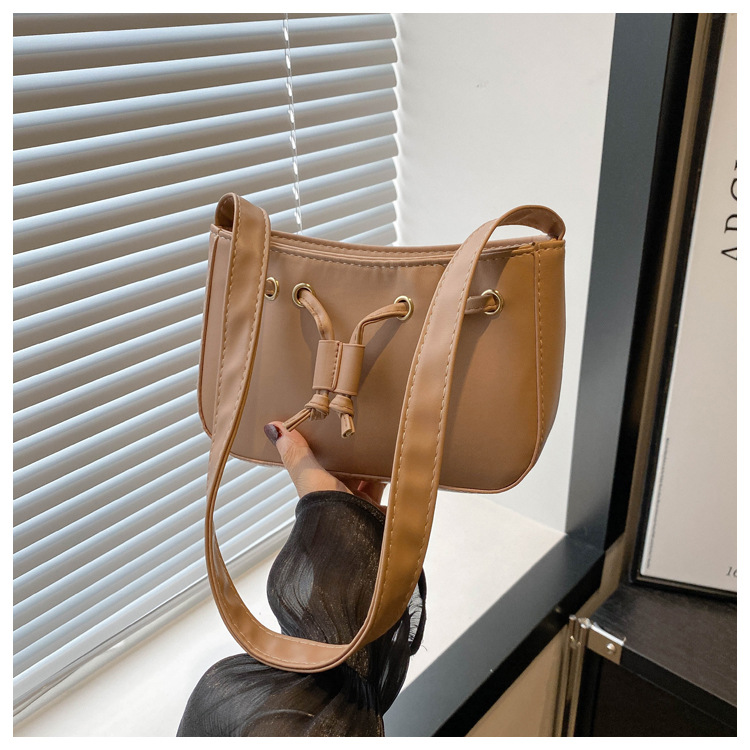 The new autumn/winter 2024 collection of women's bags features a retro and simple Korean-style underarm bag. This year, hand-held bags are in vogue, exuding a sense of sophistication undefined