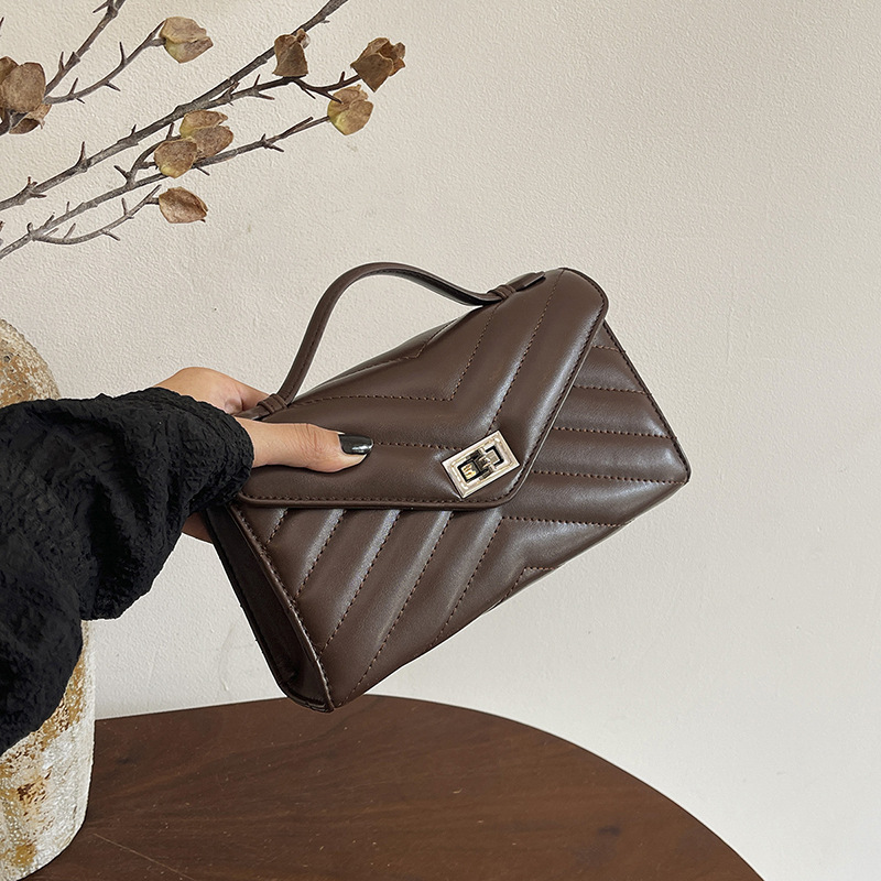2026 nueva exquisita sensación de alto nivel bolso de cena universal sobre de moda ligero de lujo bolso de cuero puede ser bolso de mano de mujer