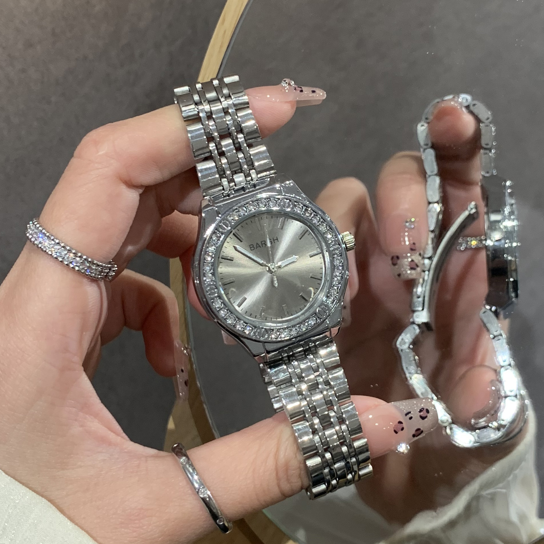 New Minimalist Elegant Lightweight Luxury Fashion Women's Watch with Diamond-Embedded Steel Band High-Grade Appearance Direct Factory Sales Hot-Selling Model