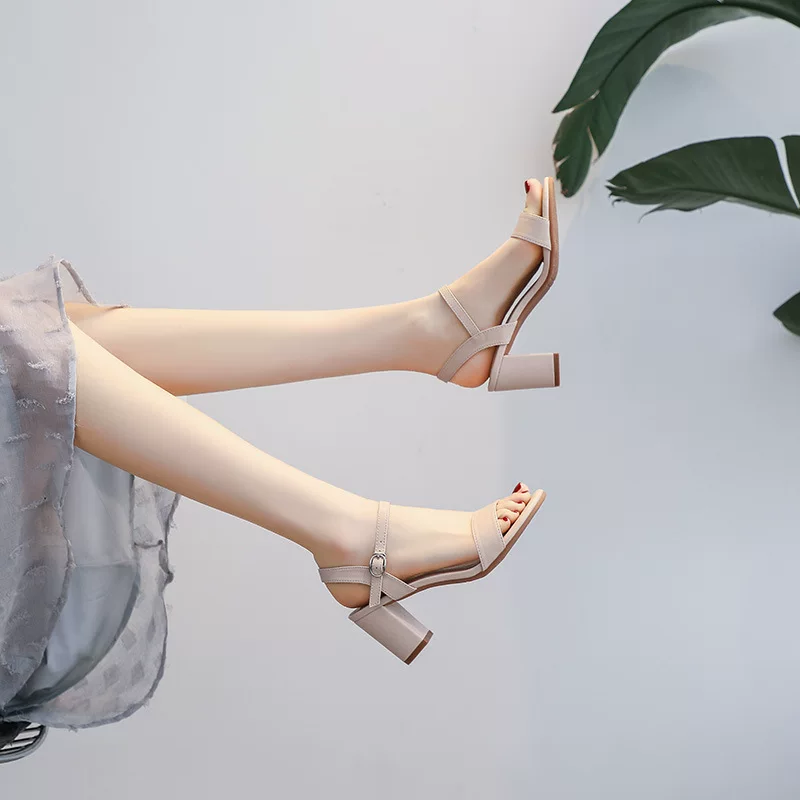 Universal summer sandals with a strap, Korean style