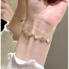 新しい金色の貝の母の四つのクローバーのブレスレットの花のフラッシュドリルのネットの赤い金は軽くて豪華で精巧で優しくて卸売りを調節できます。