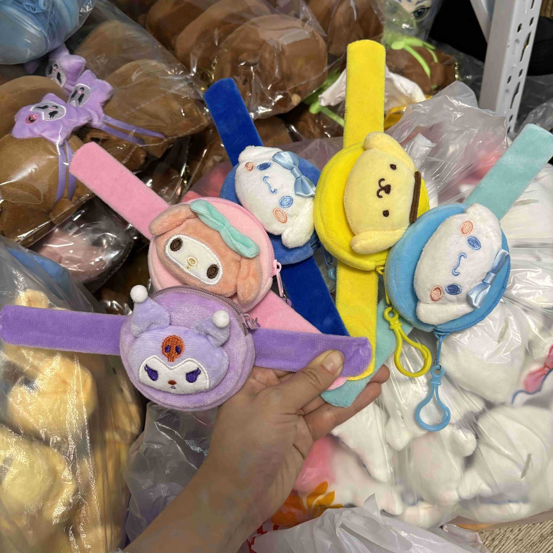 Monedero circular de felpa estilo Sanrio con pulsera creativa mini bolso colgante para auriculares venta transfronteriza