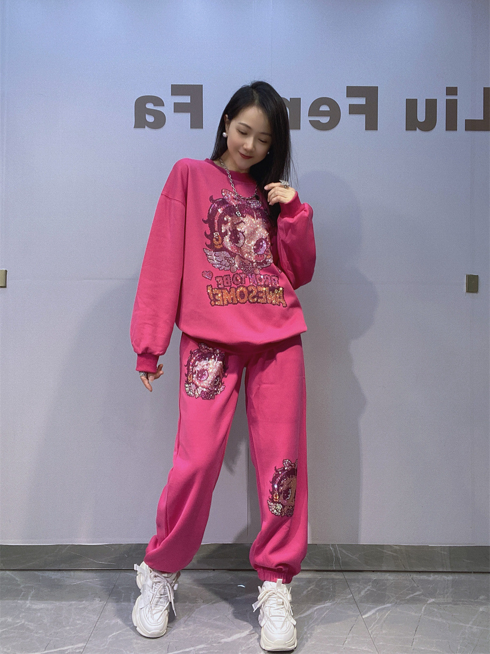 Europa y América ropa de mujer estilo coreano de diamante caliente cuello redondo manga larga suéter de vestir para mujeres de otoño y invierno pantalones sueltos de dos piezas de ropa deportiva