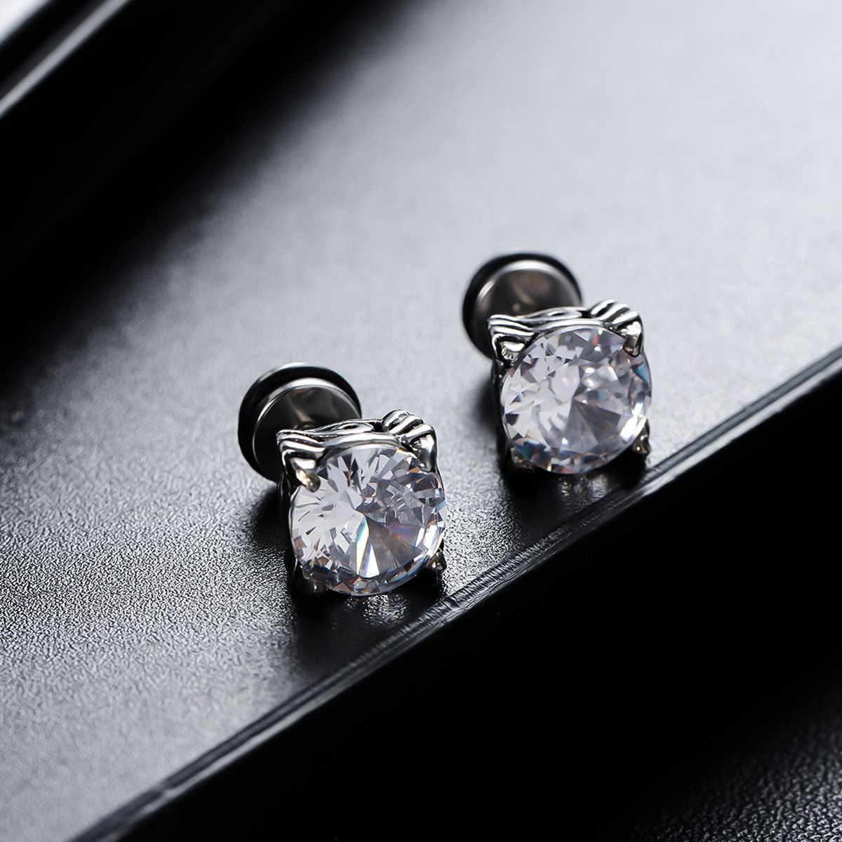 X719-B (four-claw white zircon stud earrings) pair
