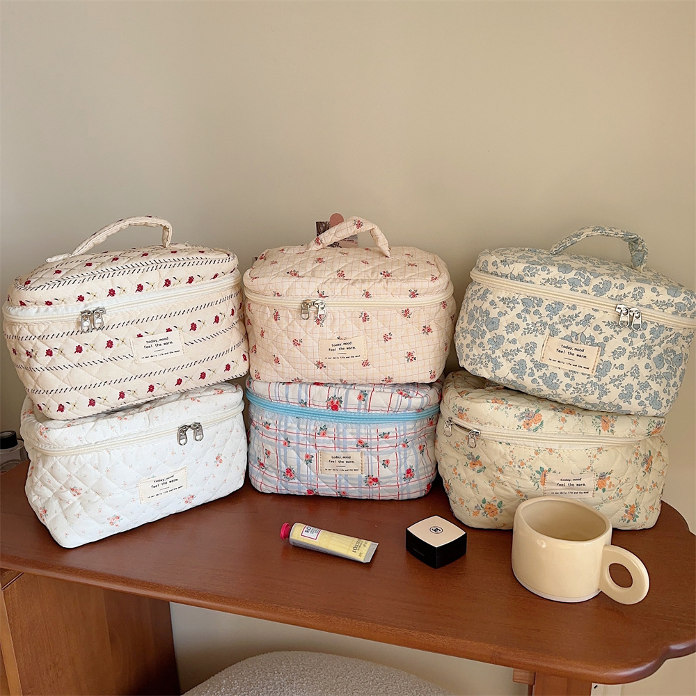 312022 Makeup bag, large-capacity storage bag for water, lotion and cosmetics, portable double-zipper toiletry bag full figure