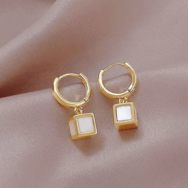 Black elegant small design earrings