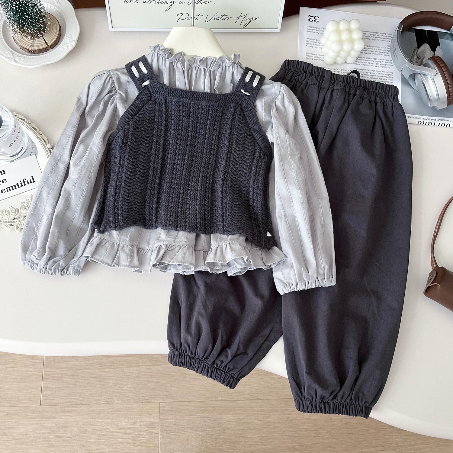 2024 Herbst neue koreanische Version Mädchen Strickweste süßes Ärmelpuppenhemd lange Hosen dreiteiliges Set 67537_voghion.com
