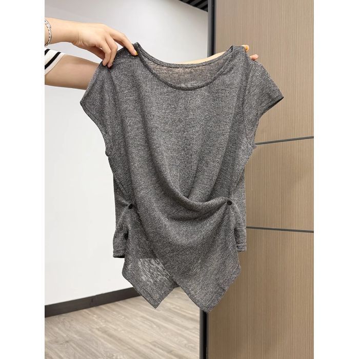 ヨーロッパの人気の女性用半袖Tシャツ2025新しい夏の薄いスタイル、軽い高級感、ハイエンド、超人気の年齢を減らすユニークなトップス|undefined